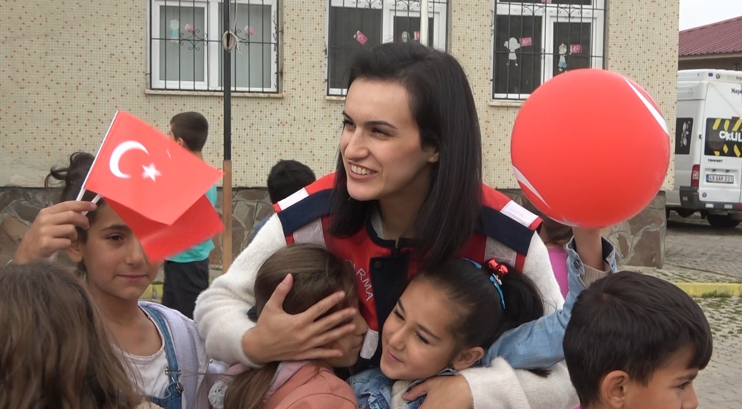 Kadın komutanlar Cumhuriyet’in 100. yılında köy çocuklarının gönlüne dokundu