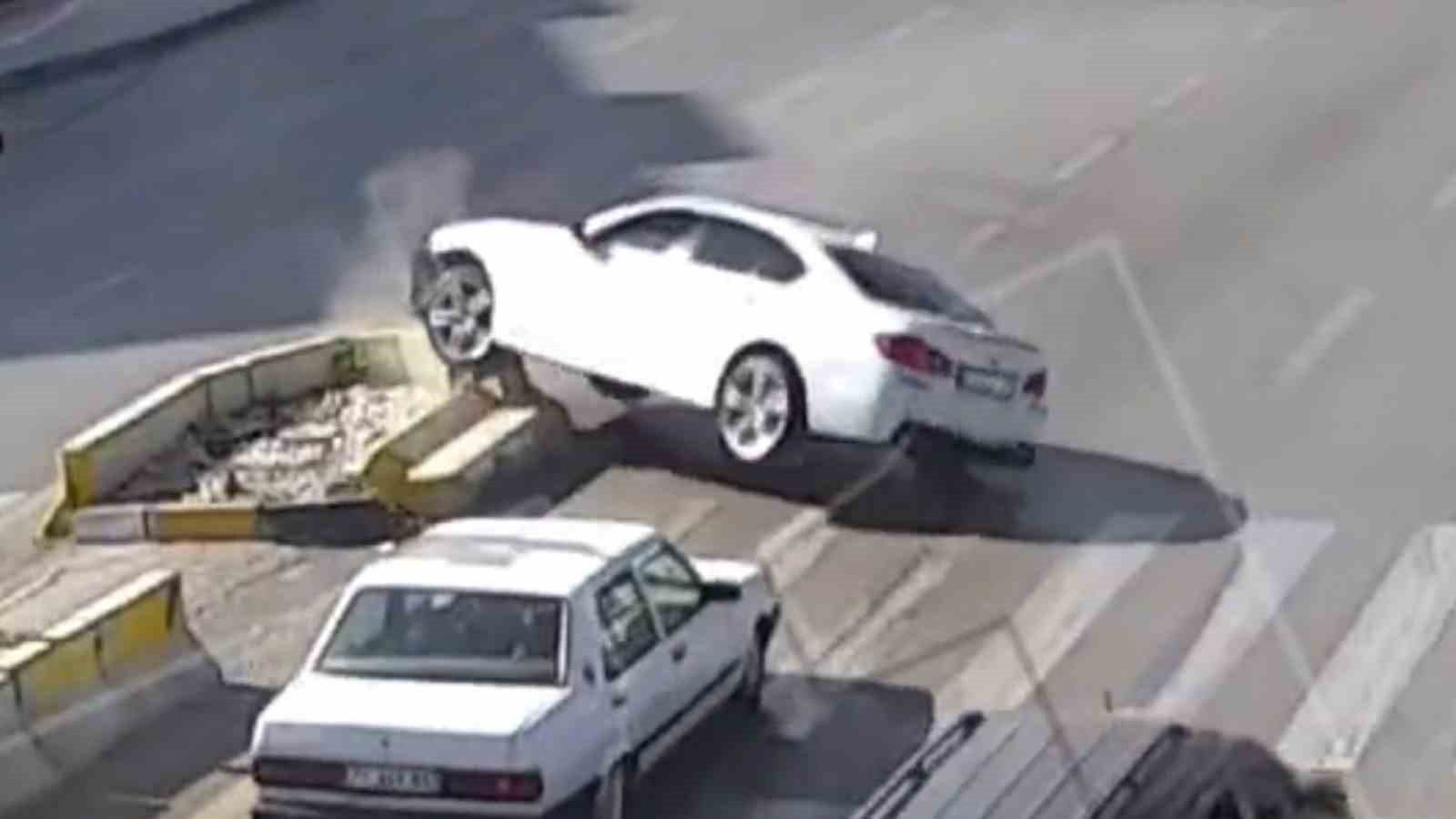 Aşırı hız ve dikkatsizliğin yol a&ccedil;tığı kaza anları kamerada
