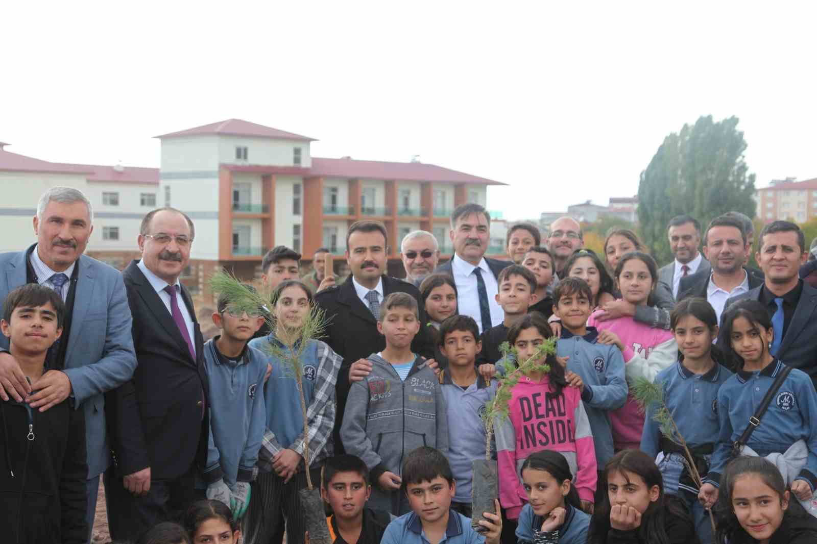 Ahlat&rsquo;ta 2023 fidan dikildi
