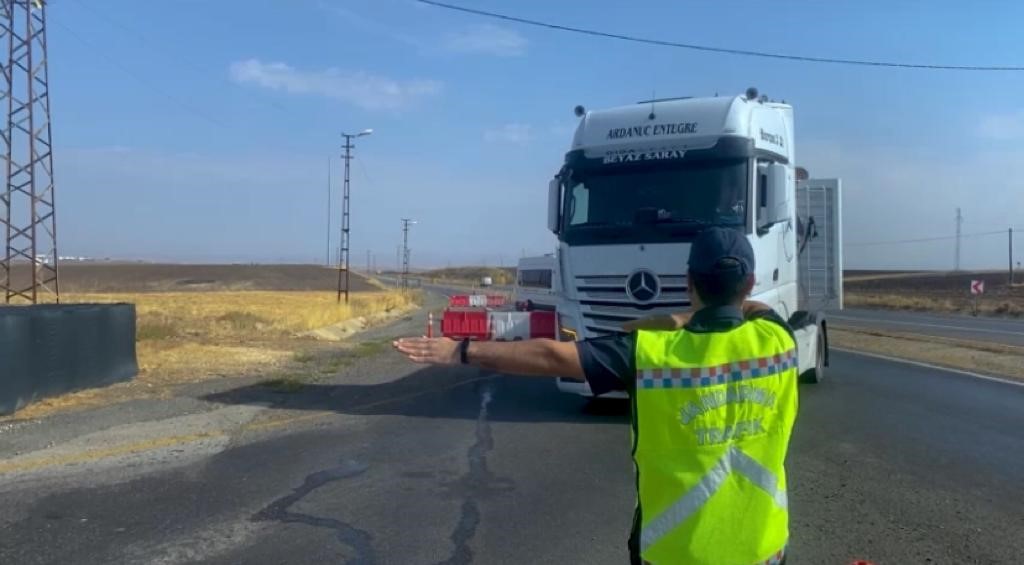 Trafik jandarması ‘arka koruma çerçeve’ hakkında bilgilendirmede bulundu