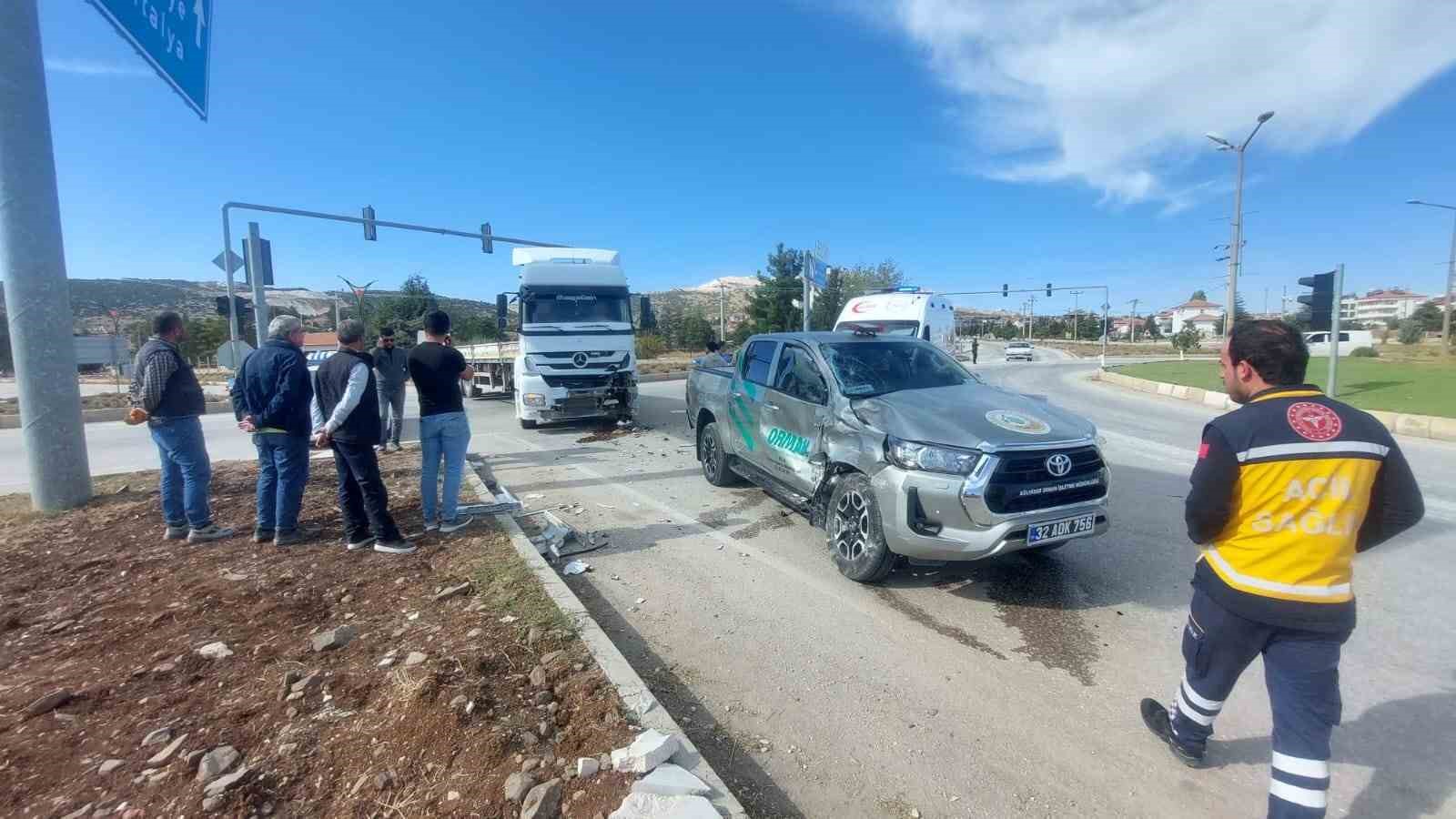 Burdur’da hafif ticari araç tırla çarpıştı: 1 yaralı