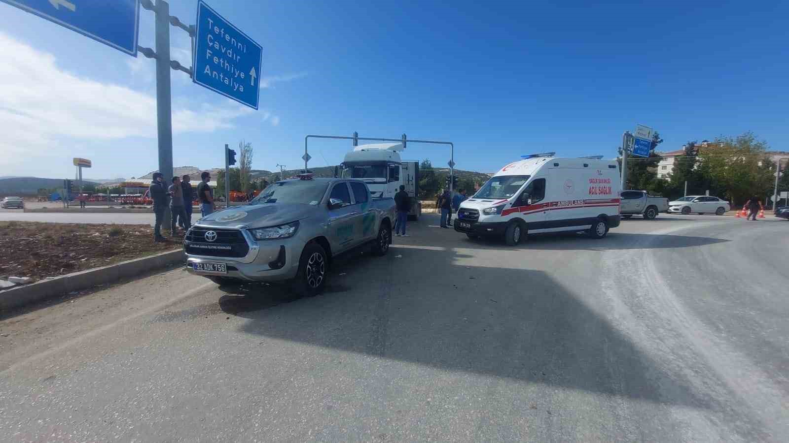 Burdur&rsquo;da hafif ticari ara&ccedil; tırla &ccedil;arpıştı: 1 yaralı
