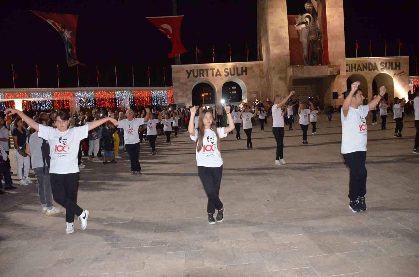 Cumhuriyetin 100. Yılında Didim’de 100 kişiyle Zeybek gösterisi