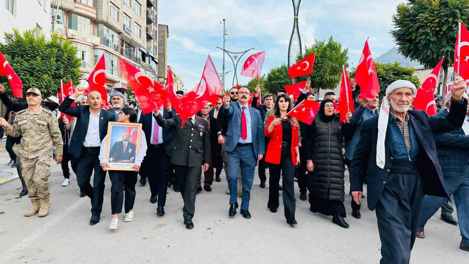 Şemdinli’de Cumhuriyet yürüyüşü