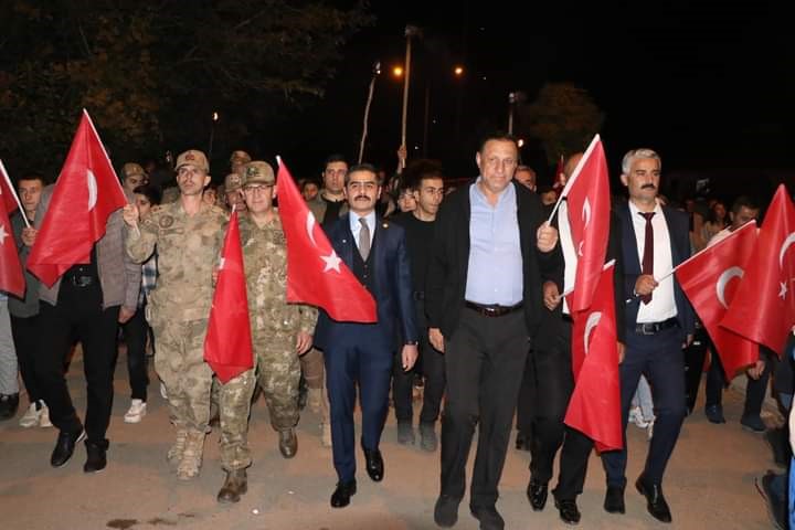 Derecik il&ccedil;esinde meşaleli Cumhuriyet y&uuml;r&uuml;y&uuml;ş d&uuml;zenlendi
