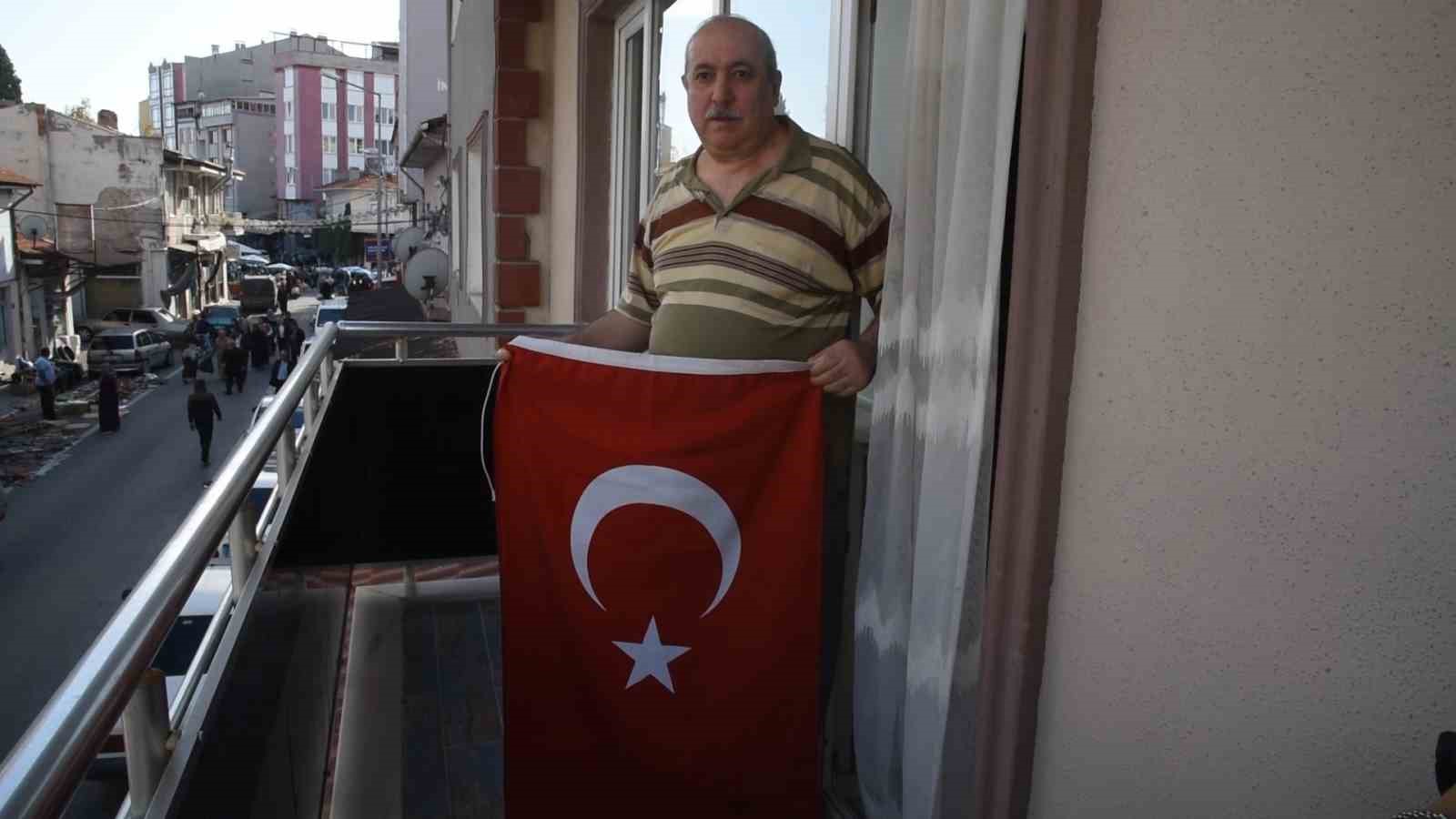 "Bayrak Asan Dayı" 100. yıl için balkonda