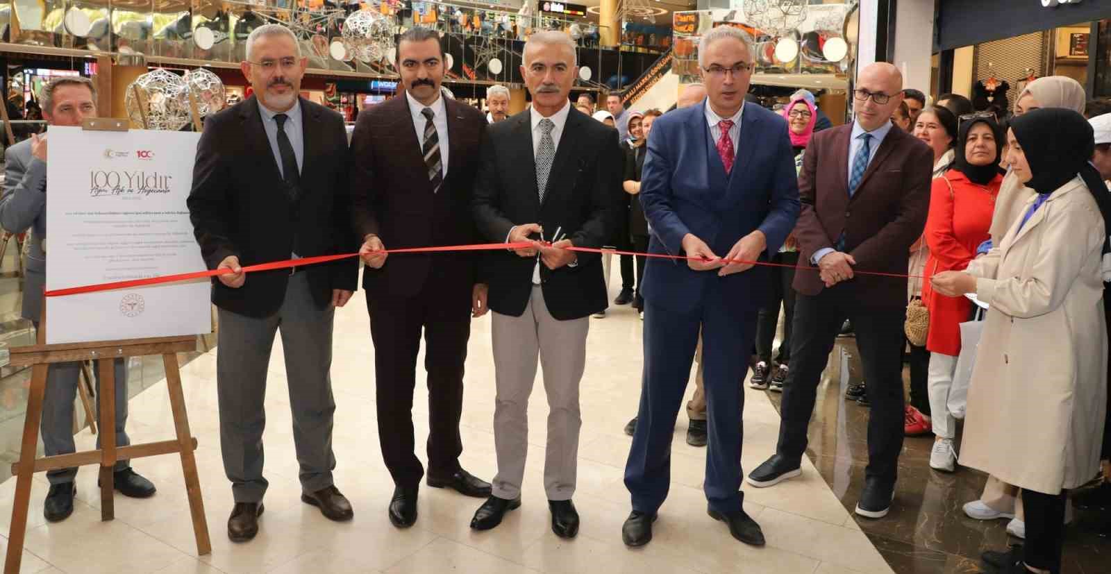 &rsquo;100 yıldır Aynı Aşk ve Heyecanla&rsquo; Temalı Fotoğraf Sergisi A&ccedil;ıldı
