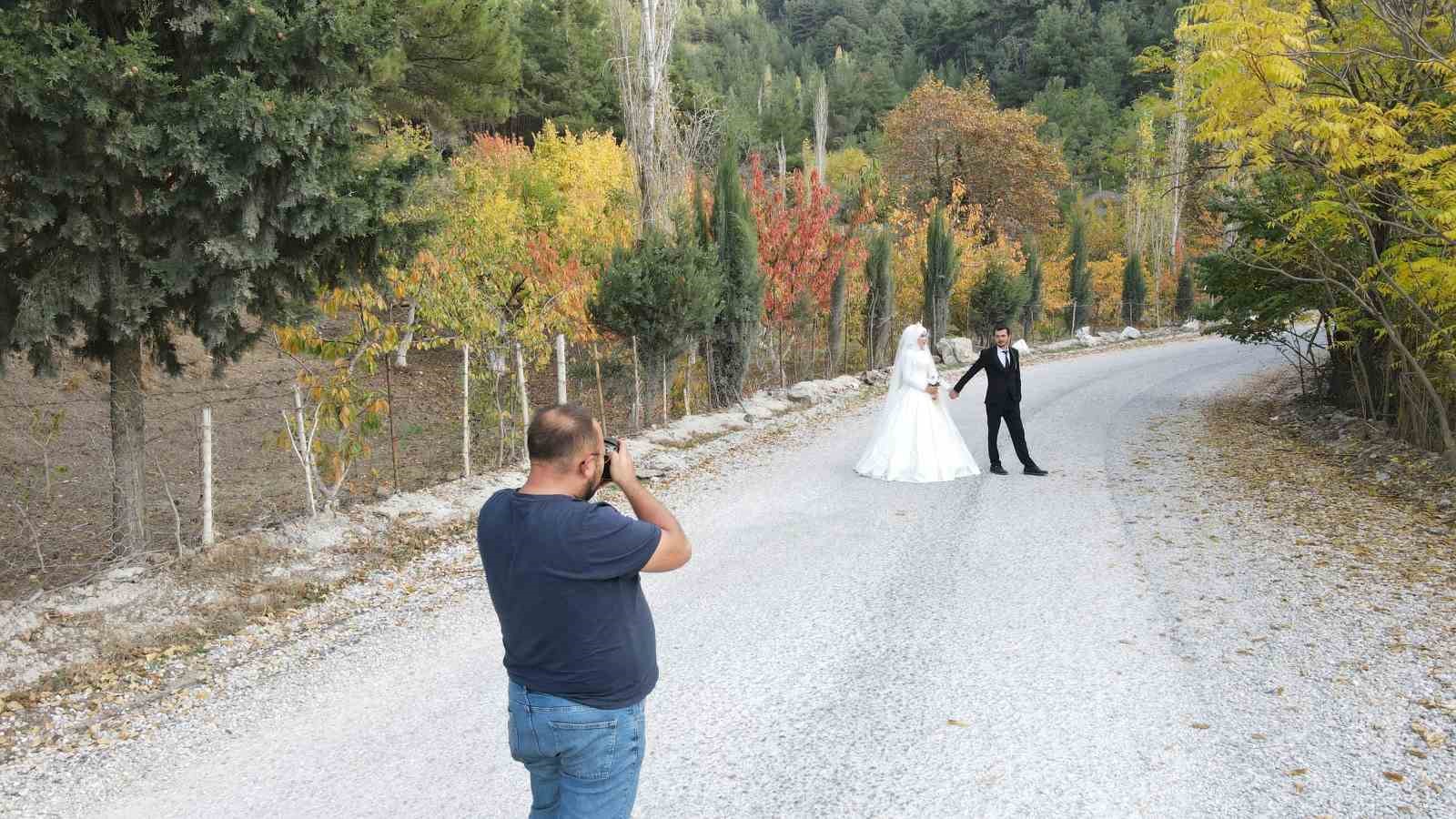 Evlenecek iftler dn fotoraflar iin Spili tercih ediyor
