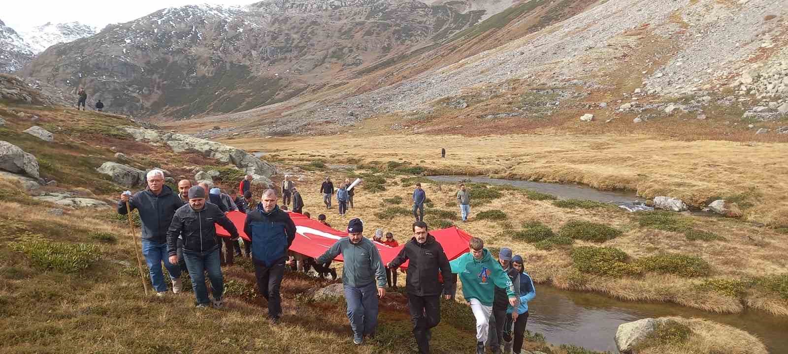 Cumhuriyet’in 100. yılında 2 bin 500 rakımdaki şelaleye yürüyüş düzenlendi