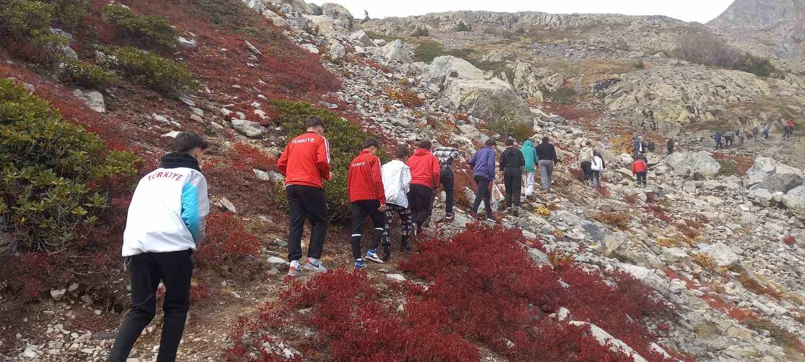 Cumhuriyet’in 100. yılında 2 bin 500 rakımdaki şelaleye yürüyüş düzenlendi
