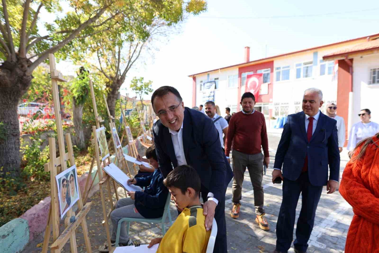 G&ouml;n&uuml;ll&uuml;ler okullarda cumhuriyetin 100. yılını kutladı
