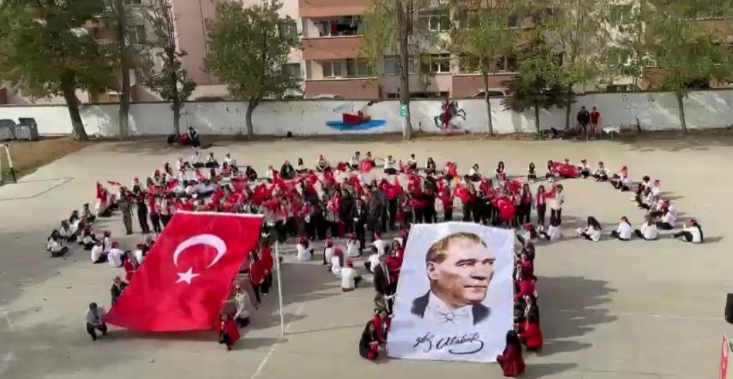 100 öğrenci ile "100. Yıl" koreografisi