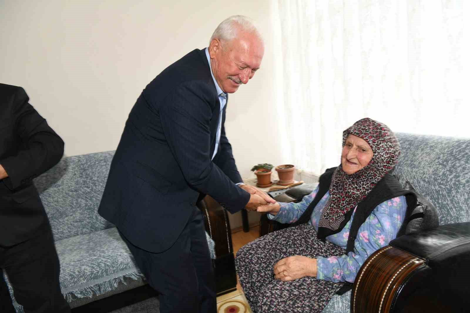 Cumhuriyetin 100&rsquo;nc&uuml; yılında, 100 yaşında olan vatandaşlar ziyaret edildi
