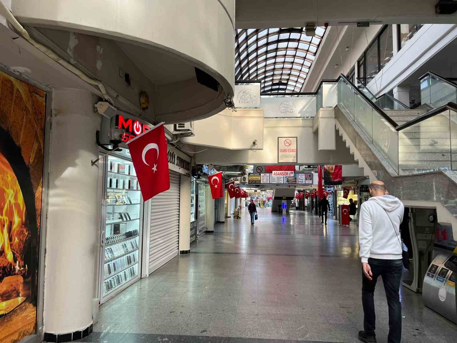 Taşbaşı &ccedil;arşısı esnafı her yeri al kırmızı bayrakla donattı
