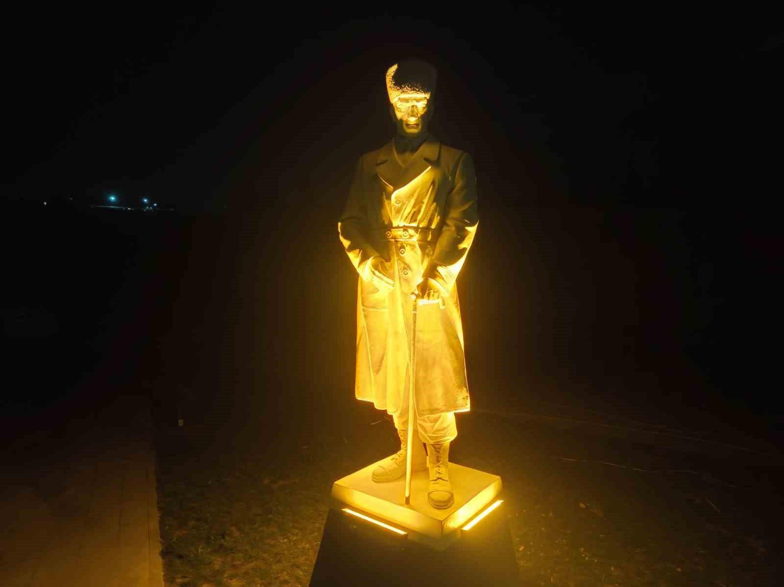 Gölbaşı Güney Giriş Parkı’na Atatürk heykeli yerleştirildi