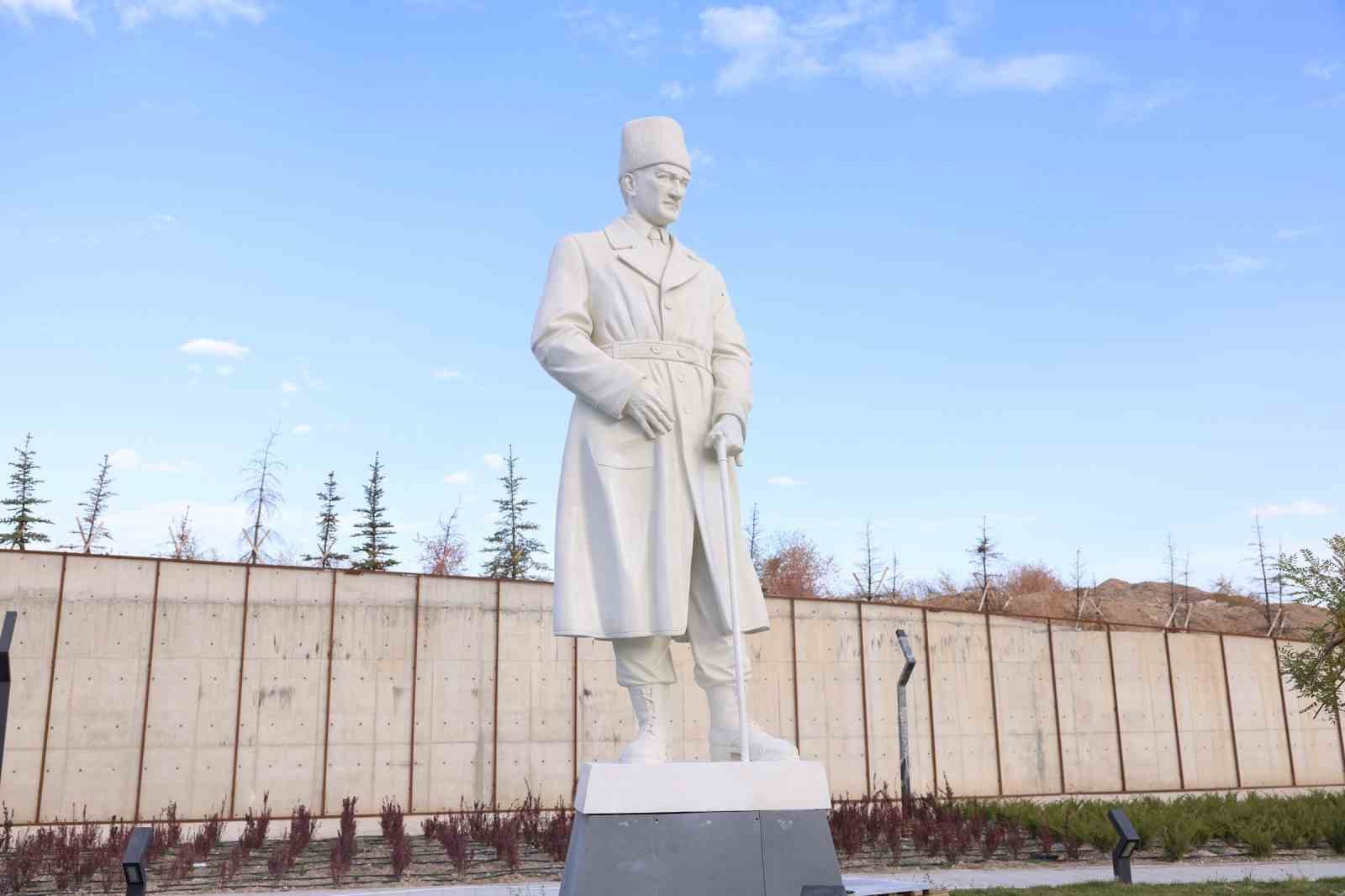 G&ouml;lbaşı G&uuml;ney Giriş Parkı&rsquo;na Atat&uuml;rk heykeli yerleştirildi
