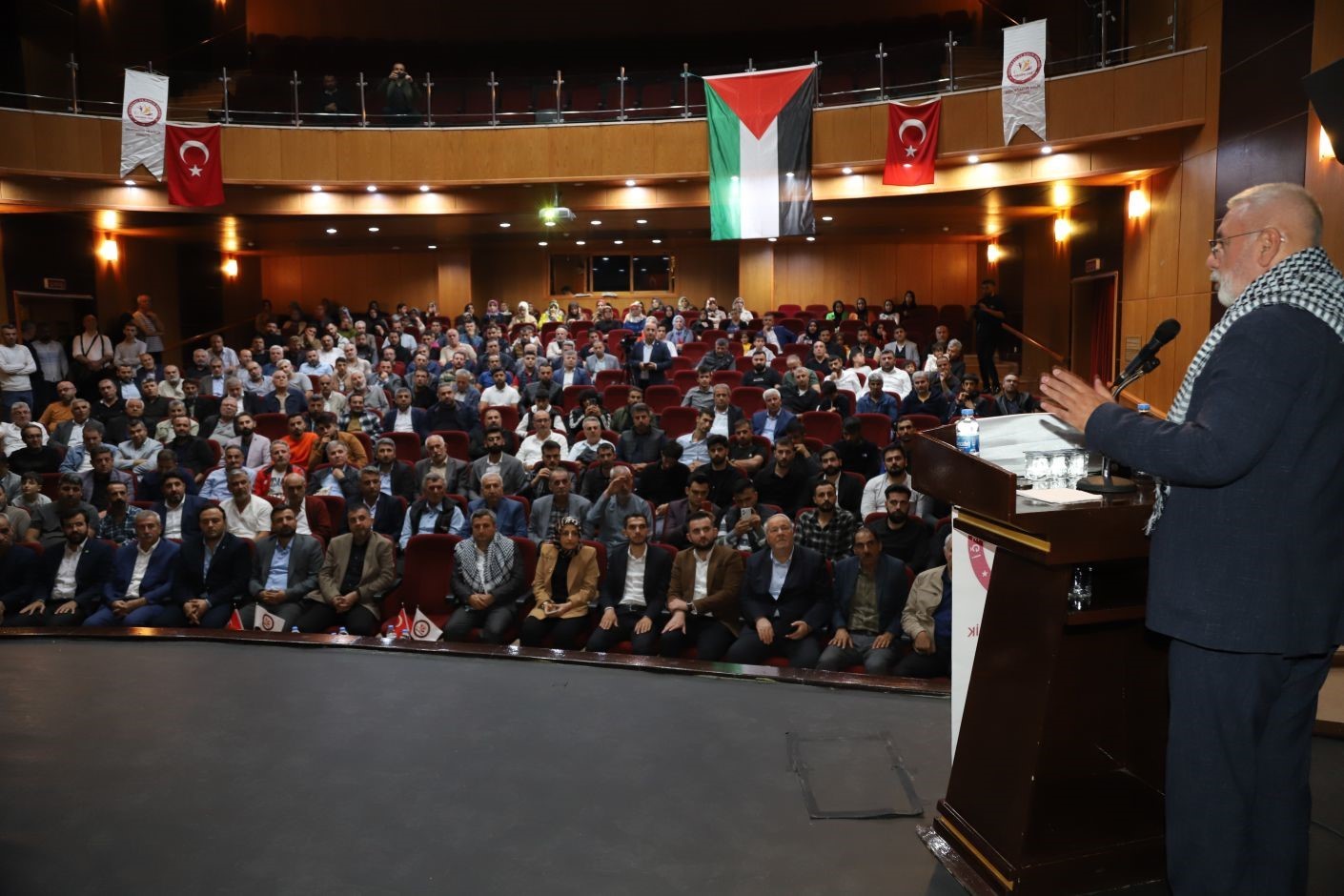 Kahta’da ‘Filistin Biziz, Biz Filistiniz’ konferansı düzenlendi