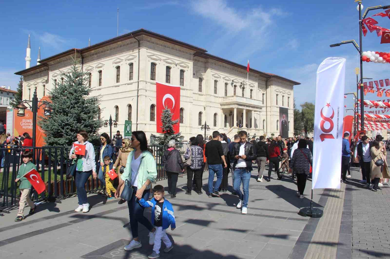 Cumhuriyet şehri Sivas’ta nefes kesen SOLOTÜRK gösterisi 