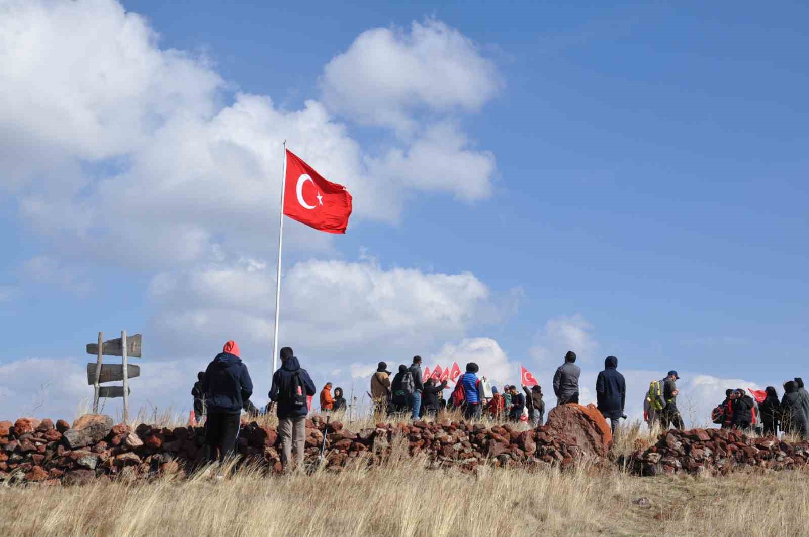 Karslı dağcılar Cumhuriyet&rsquo;in 100. yılını 2 bin 254 rakımda kutladı
