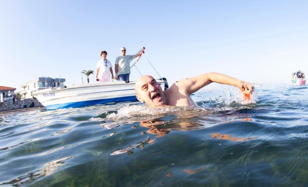 Başkan Soyer "Körfez’de yüzeceğim" sözünü tuttu