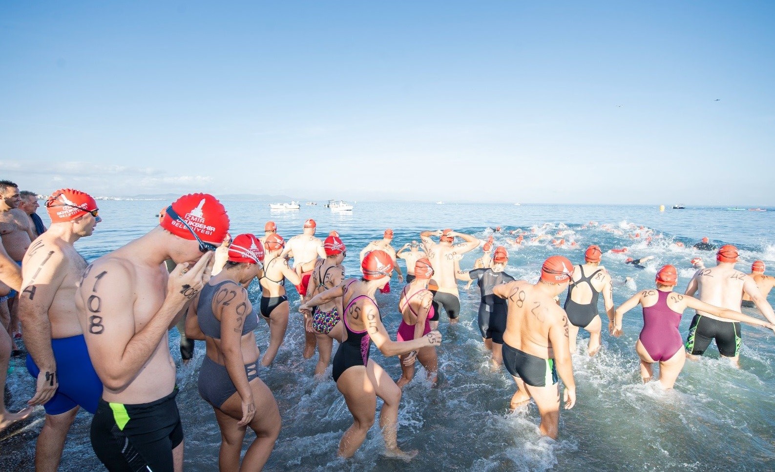 Başkan Soyer "K&ouml;rfez&rsquo;de y&uuml;zeceğim" s&ouml;z&uuml;n&uuml; tuttu
