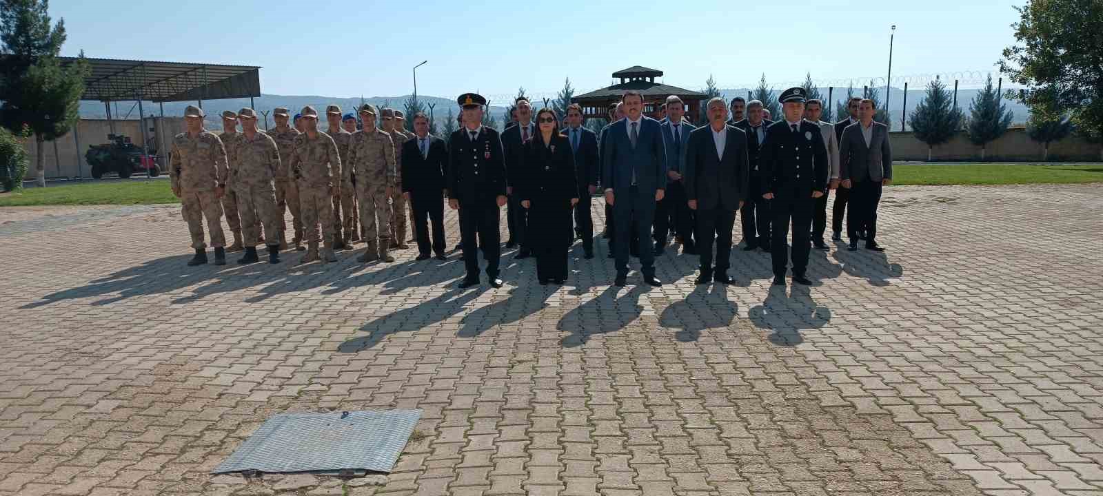 Dicle’de 29 Ekim Cumhuriyet Bayramı kutlamaları çelenk sunma töreniyle başladı