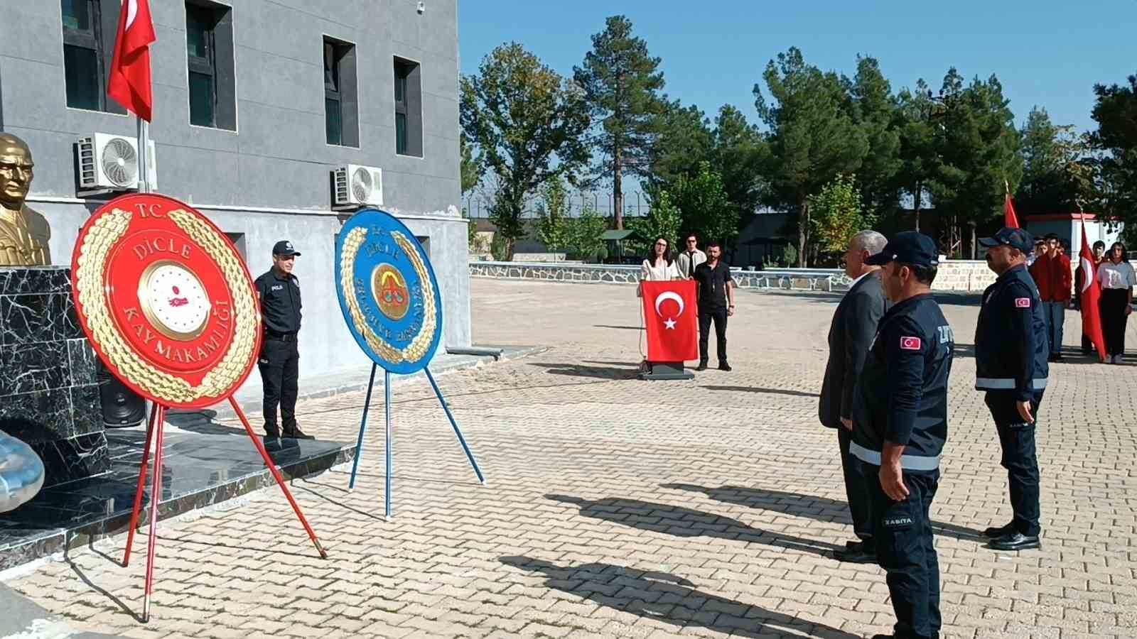 Dicle&rsquo;de 29 Ekim Cumhuriyet Bayramı kutlamaları &ccedil;elenk sunma t&ouml;reniyle başladı
