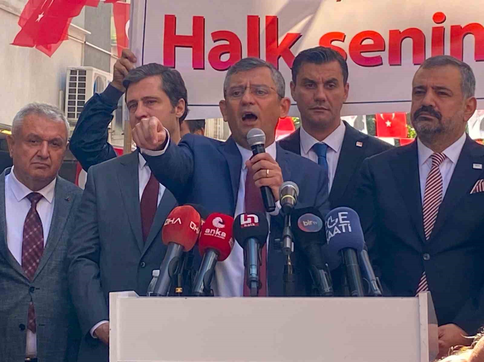 Özgür Özel, İzmir’de CHP’li delegelerle bir araya geldi