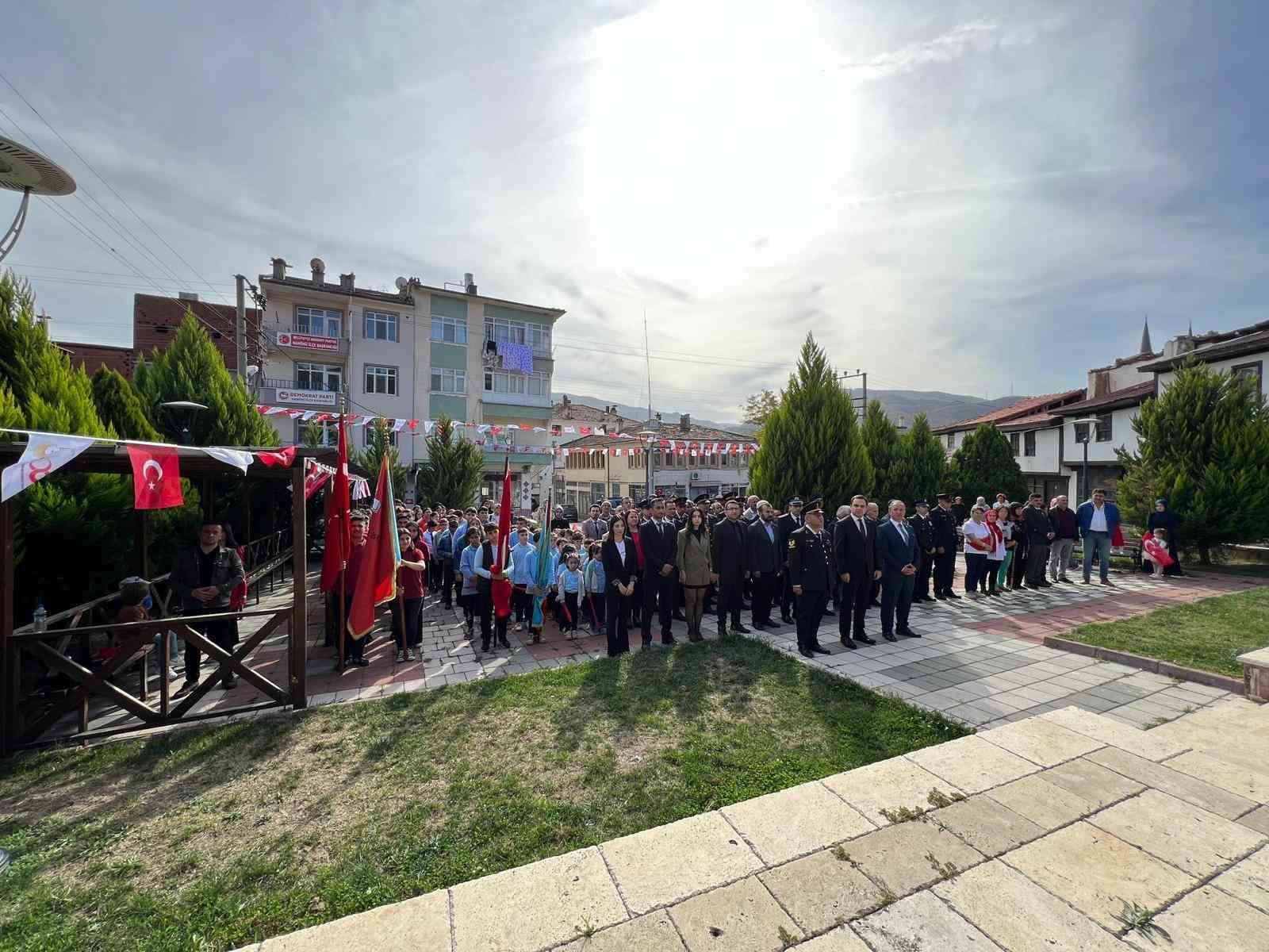 Kastamonu’nun Hanönü ilçesinde 29 Ekim Cumhuriyet Bayramı çelenk koyma töreni düzenlendi