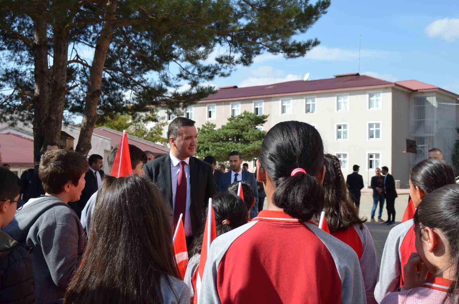 Varto’da 29 Ekim etkinlikleri çerçevesinde çelenk sunumu yapıldı
