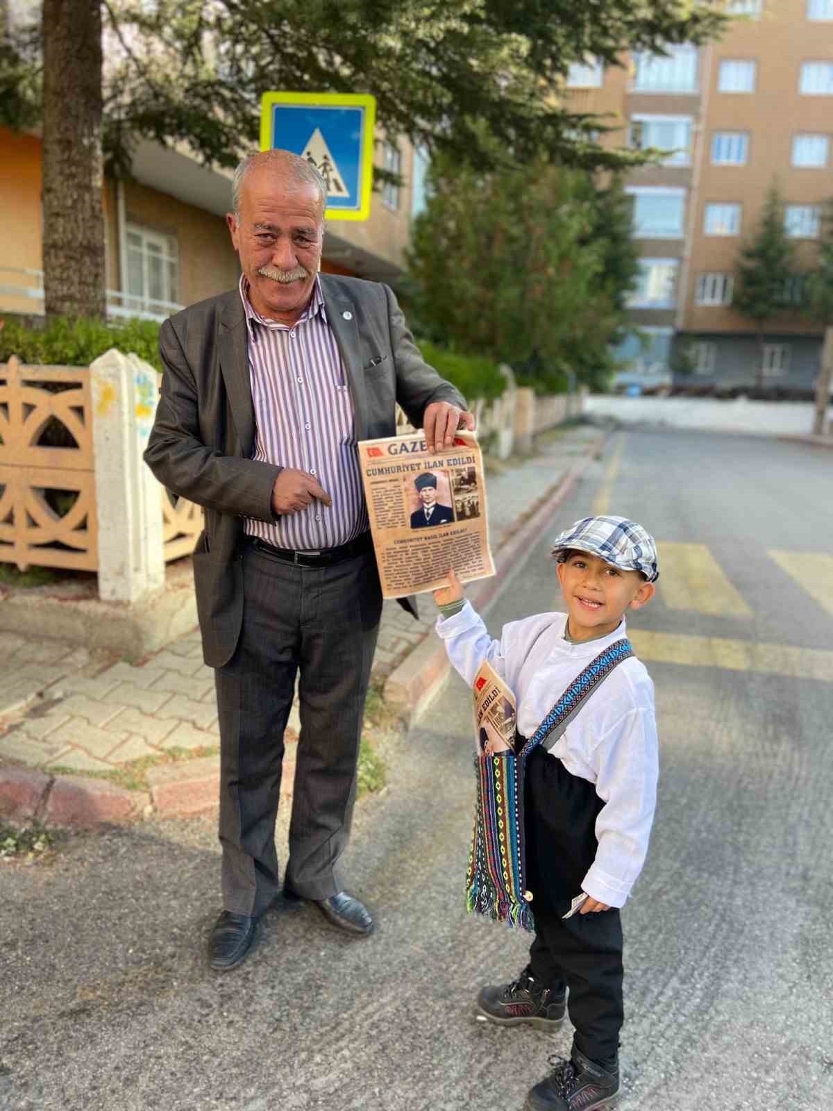 &Ouml;ğrenciler Cumhuriyet&rsquo;in ilanını duyuran gazete dağıttı
