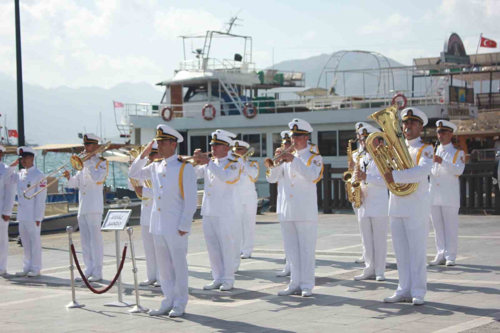 Marmaris’te cumhuriyetin 100.yılında Atatürk büstüne çelenk sunuldu