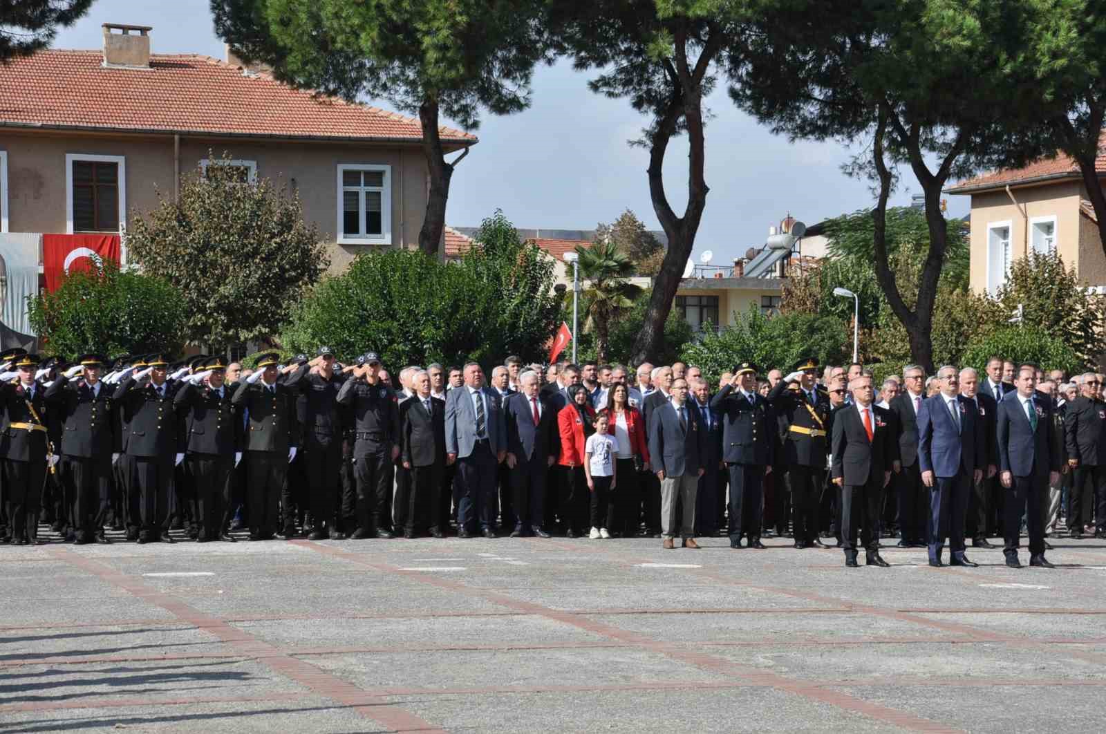 Salihli’de Cumhuriyet’in 100. yılı çelenk sunumuyla başladı