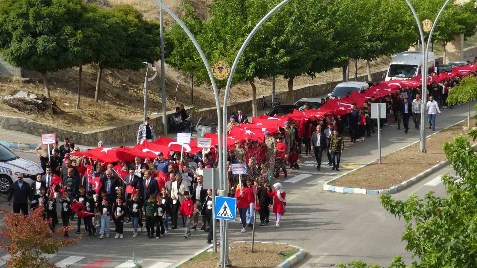 Gercüş’te 29 Ekim Cumhuriyet Bayramı etkinlikleri 100 metrelik bayrak yürüyüşüyle başladı