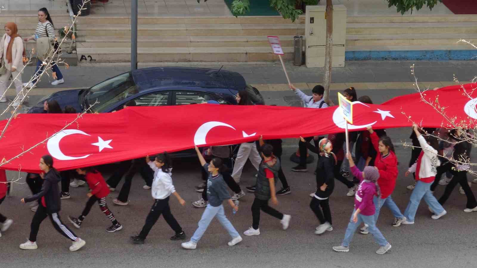 Gercüş’te 29 Ekim Cumhuriyet Bayramı etkinlikleri 100 metrelik bayrak yürüyüşüyle başladı