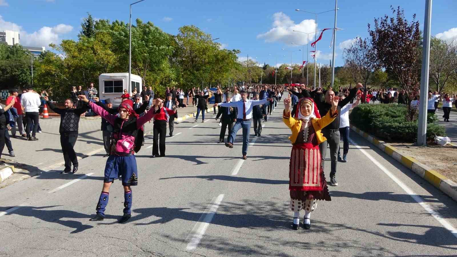 Cumhuriyet&rsquo;in 100&rsquo;&uuml;nc&uuml; yılında 2023 kişi zeybek oynadı
