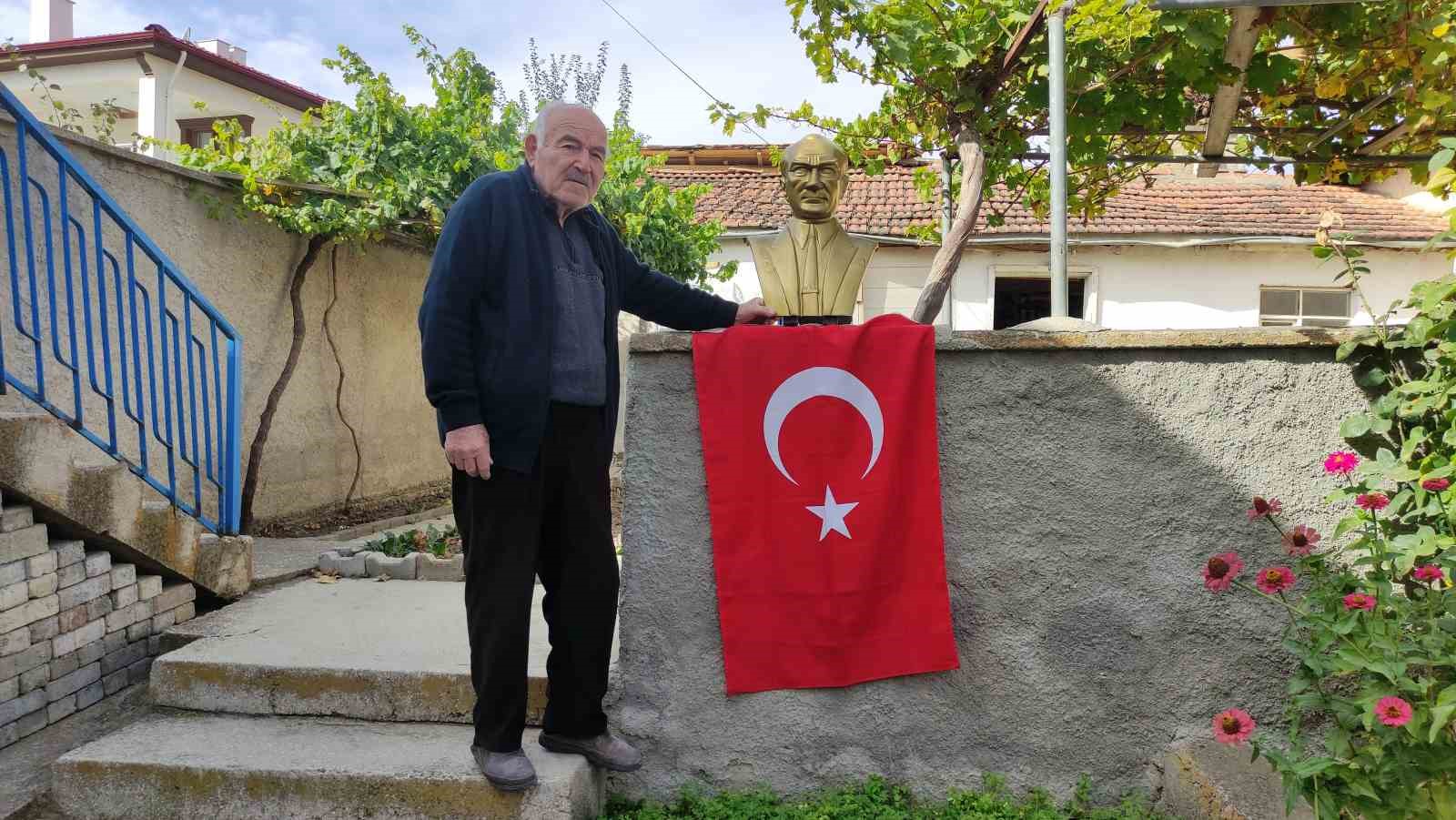 Cumhuriyet&rsquo;in 100. yılı dolayısıyla k&ouml;ylerini bayraklarla donattılar
