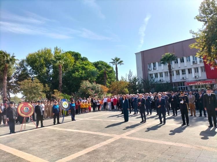 Köyceğiz’de cumhuriyetin 100. yılı kutlamaları çelenk sunma töreni ile başladı