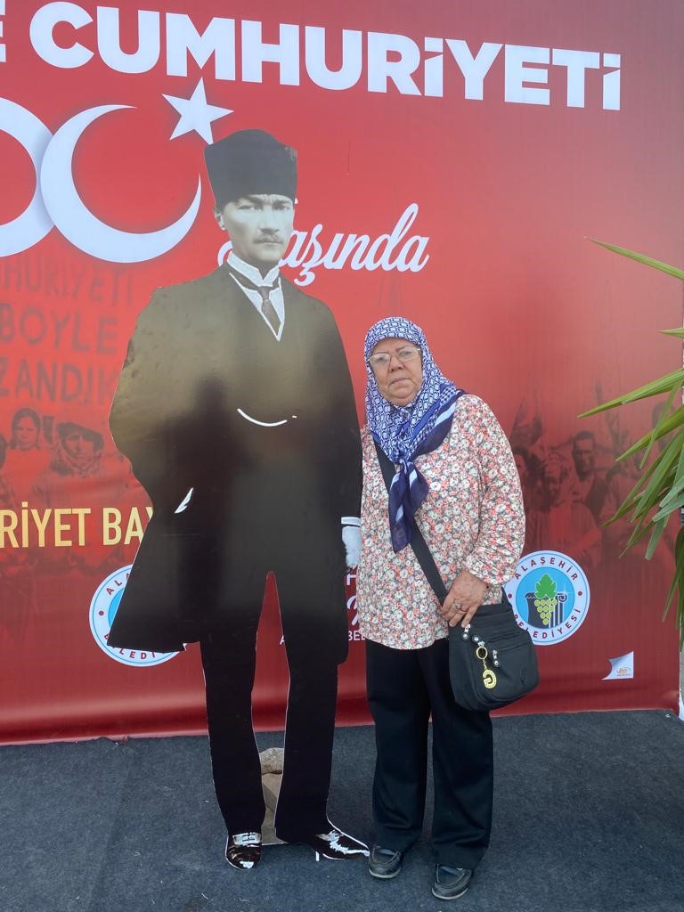 Atat&uuml;rk maketiyle fotoğraf &ccedil;ektirebilmek i&ccedil;in sıraya girdiler
