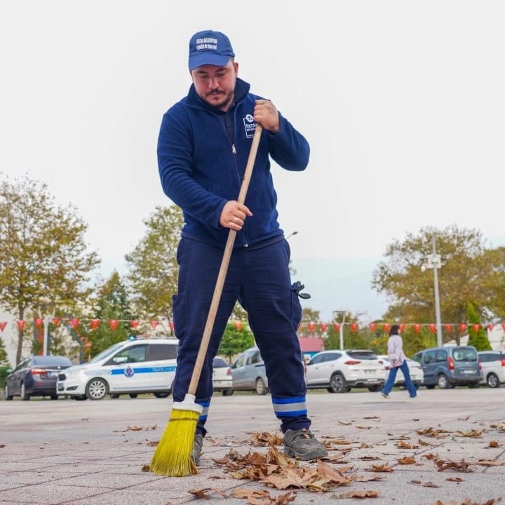 Sonbahar yapraklarından Cumhuriyetin 100. yılı çizimi