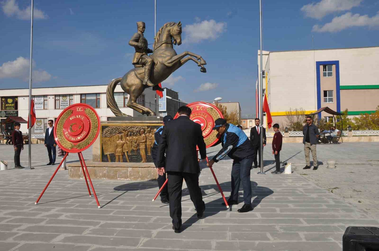 Bulanık’ta  29 Ekim Cumhuriyet bayramı çelenk koyma töreni yapıldı