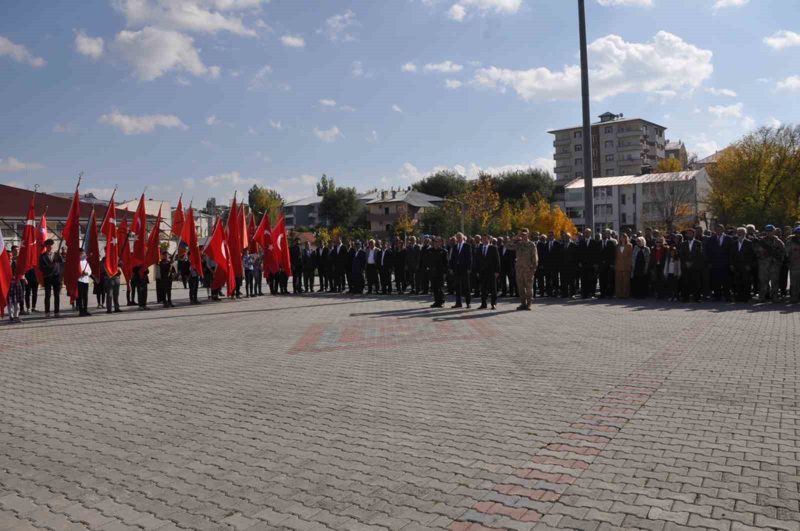 Bulanık’ta  29 Ekim Cumhuriyet bayramı çelenk koyma töreni yapıldı
