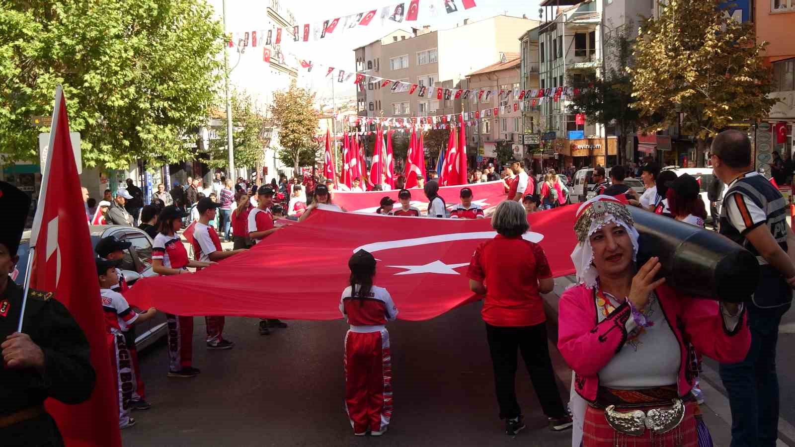 Burdur’da Cumhuriyet’in 100. yılında coşkulu “Türkiye Yüzyılı” yürüyüşü