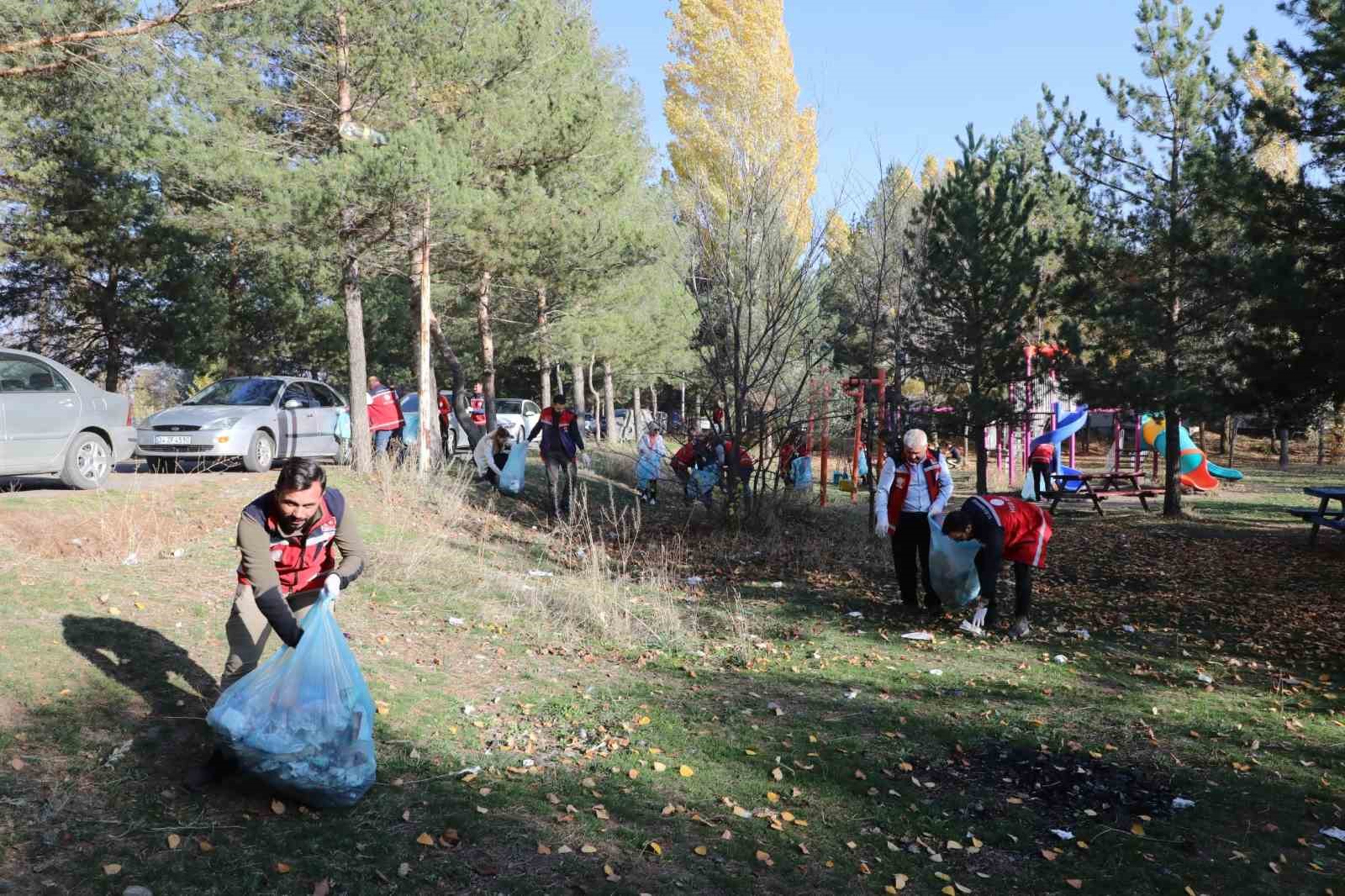 Ağrı Milli Eğitim M&uuml;d&uuml;rl&uuml;ğ&uuml;, &ccedil;evre temizliği etkinliği d&uuml;zenledi
