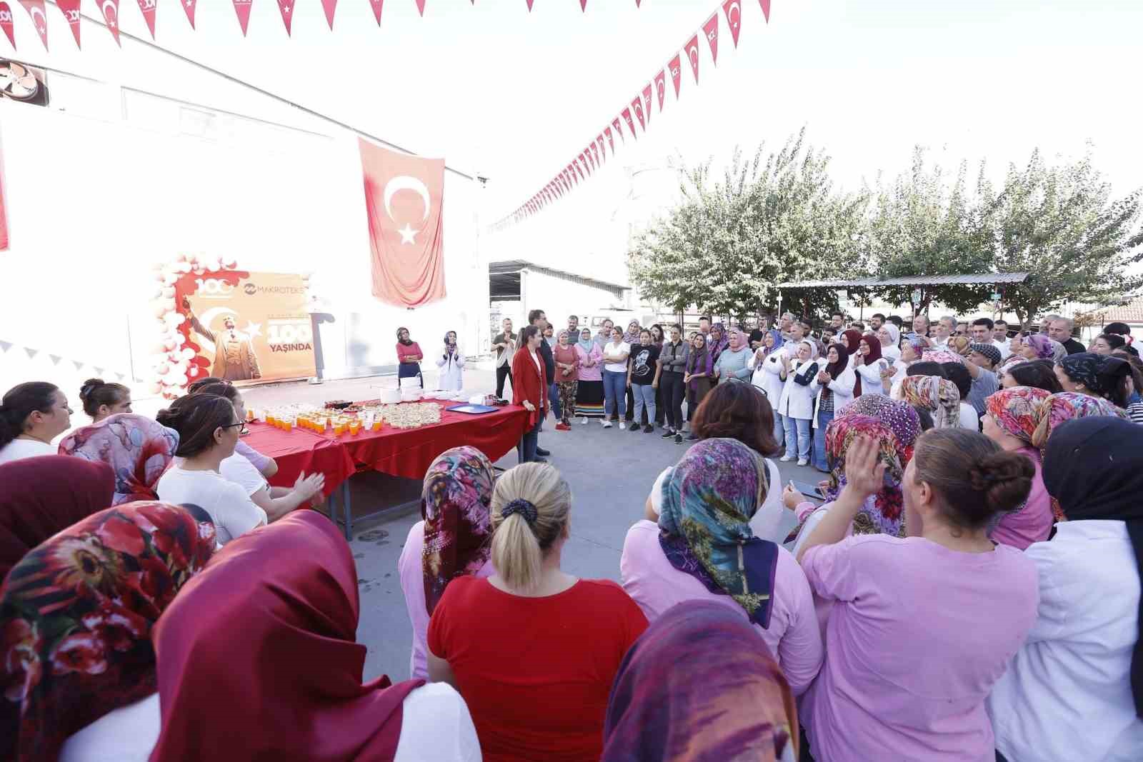 Cumhuriyetin 100. yaşını çalışanlarıyla birlikte kutladı