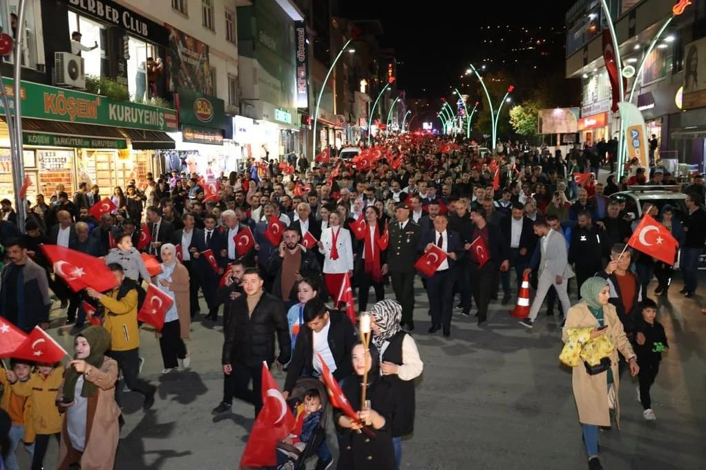 Muş’ta Cumhuriyet’in 100. yılı fener alayı ile kutlandı