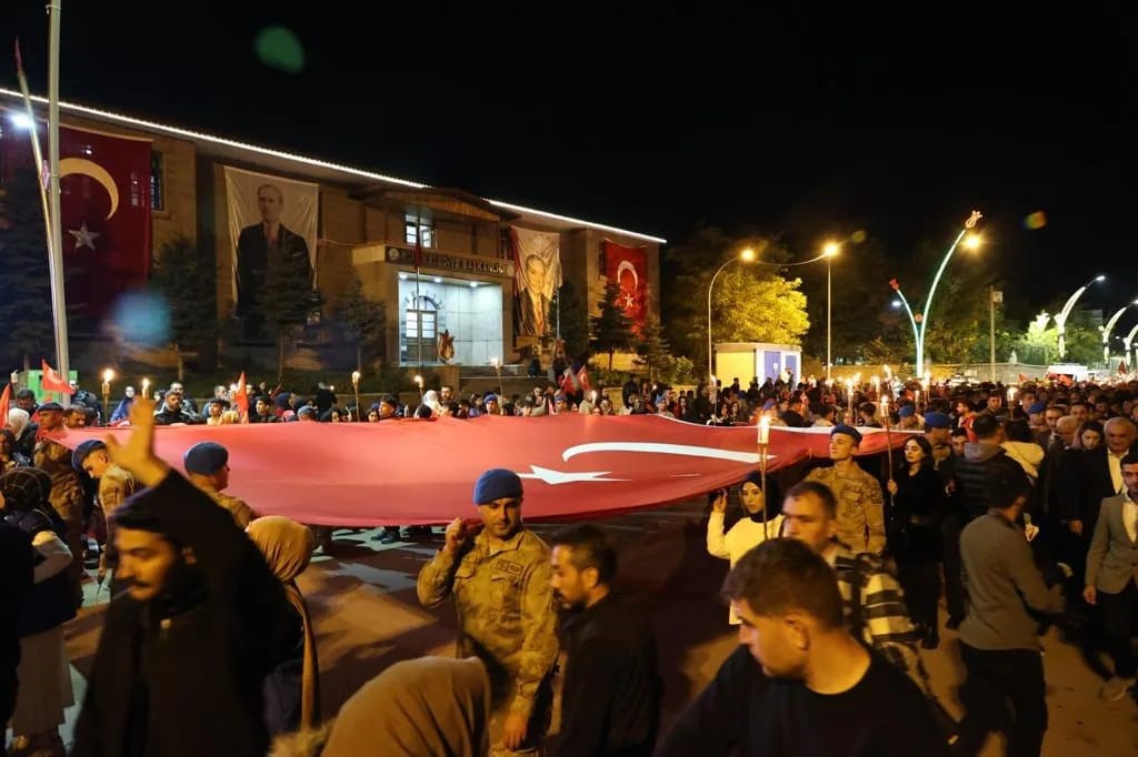 Muş’ta Cumhuriyet’in 100. yılı fener alayı ile kutlandı