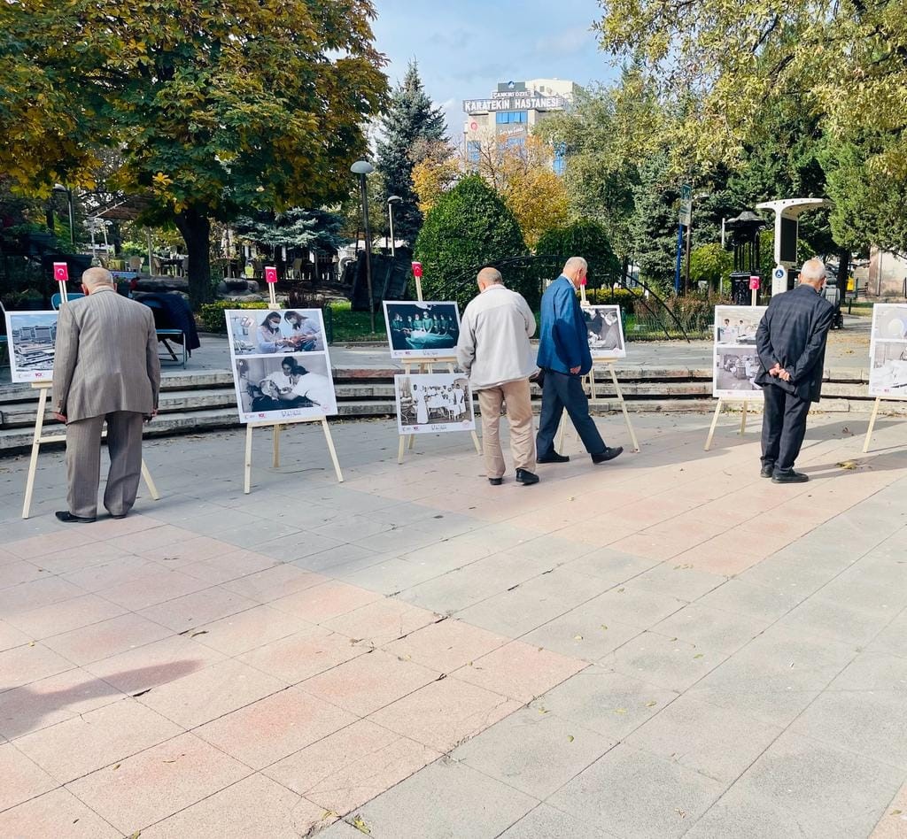 Sağlık çalışanlarının zorlu mücadelesi "100 Yıldır Aynı Aşk ve Heyecanla" sergisinde anlatıldı