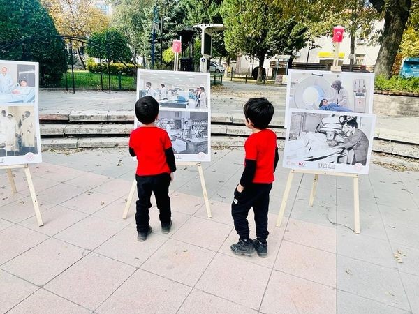 Sağlık çalışanlarının zorlu mücadelesi "100 Yıldır Aynı Aşk ve Heyecanla" sergisinde anlatıldı
