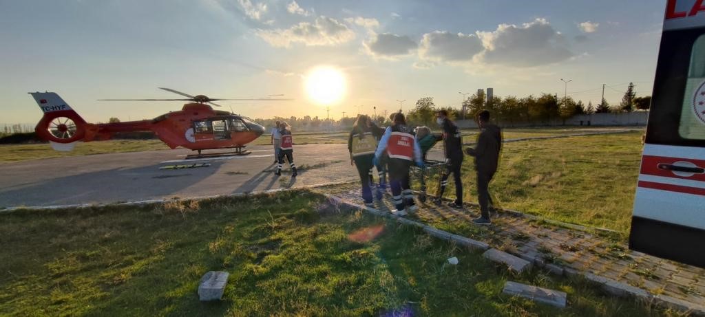 Ambulans helikopterle Van’a ulaştırılan hasta ameliyat edildi